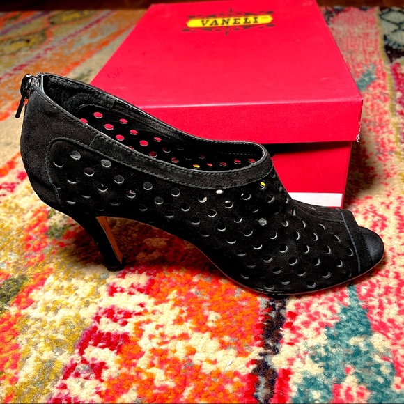 3/$20 🎉 Vaneli Porter Black Suede Peep Toe Heels, Size 8 - Picture 2 of 4